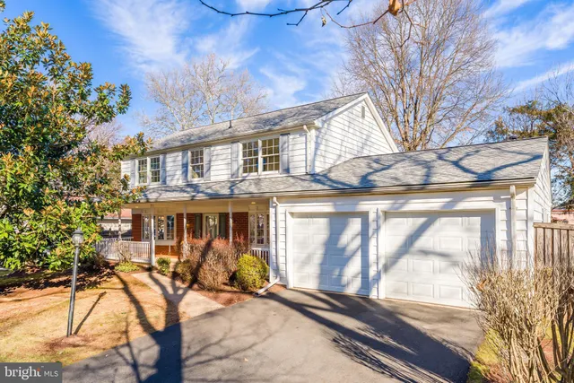 $900,000 | 13130 Pavilion Lane, Fairfax, VA 22033