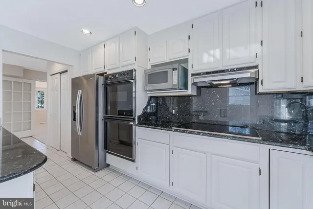 $900,000 | 13130 Pavilion Lane, Fairfax, VA 22033