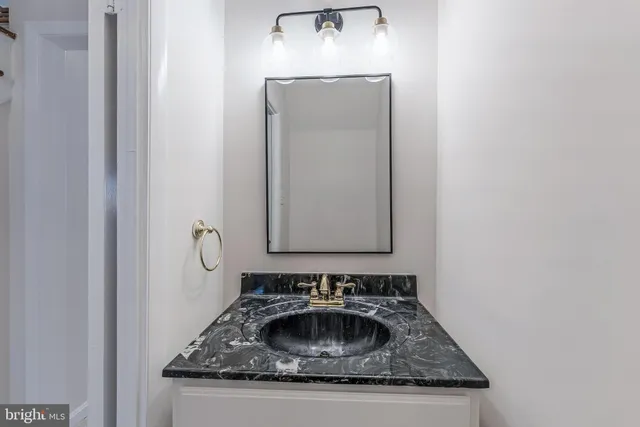 $900,000 | 13130 Pavilion Lane, Fairfax, VA 22033