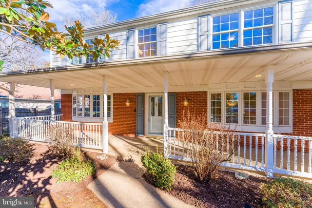 $900,000 | 13130 Pavilion Lane, Fairfax, VA 22033