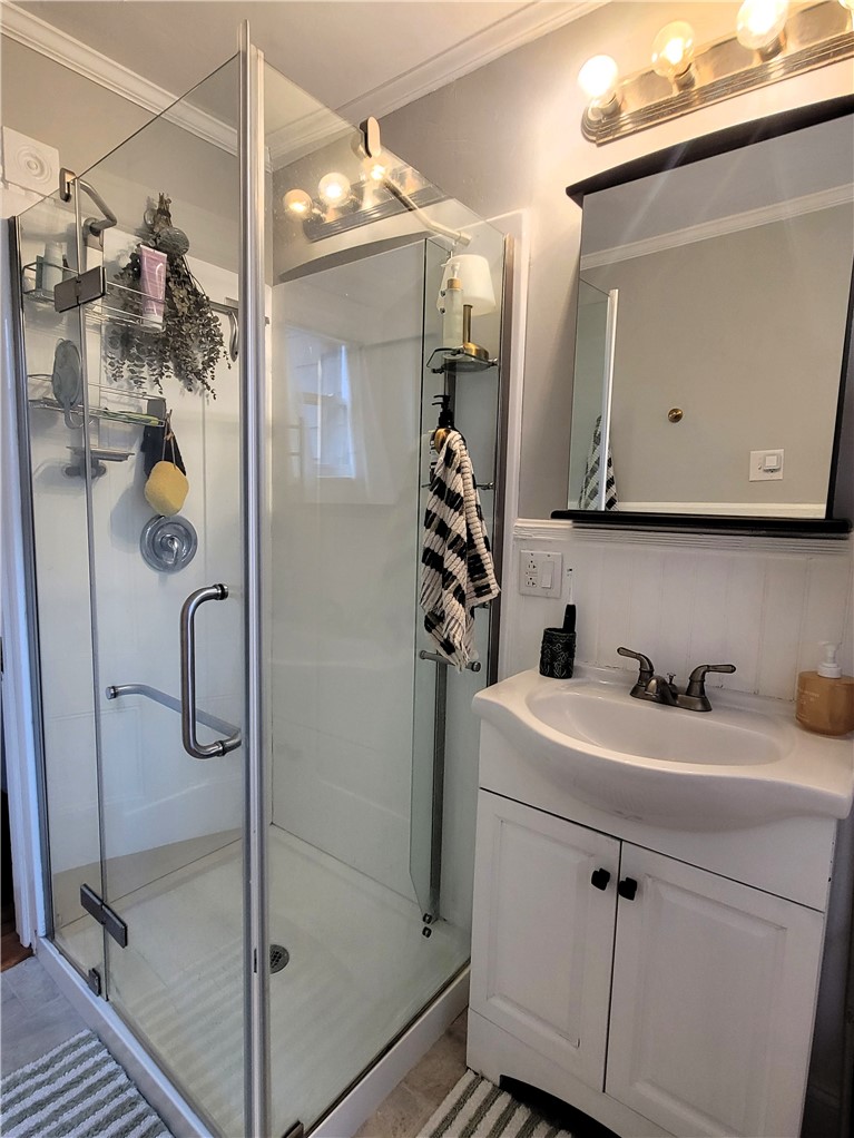 22 Annandale Road, Unit 2 Newport, RI 02840 - Photo 15 of 21 Handsome well-appointed bathroom