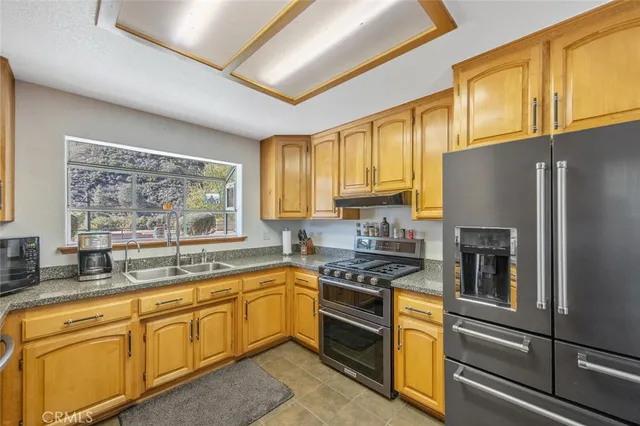 a view of entryway with a front door