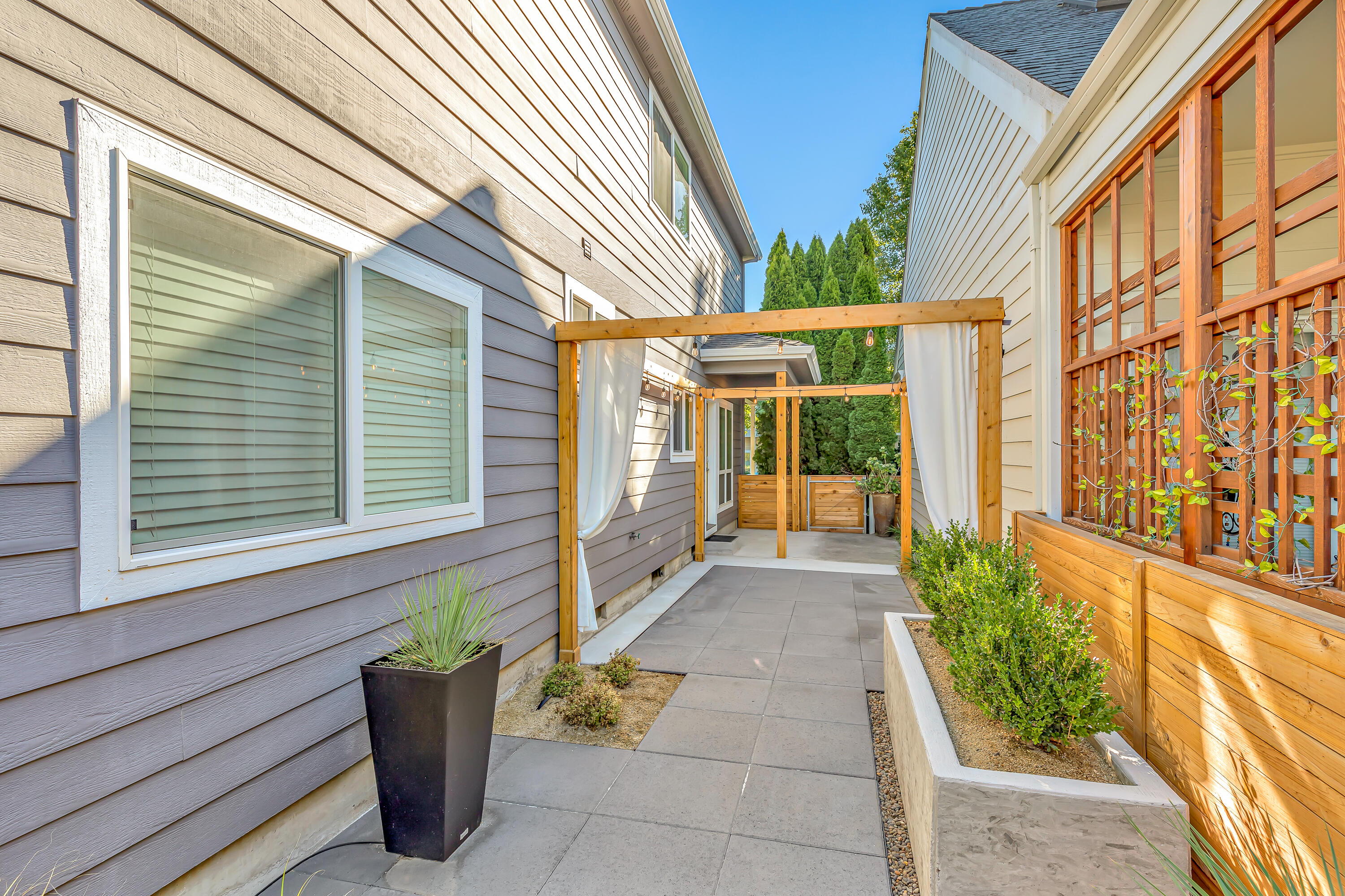 1019 Rustler Peak Street Central Point, OR 97502 - Photo 15 of 34 12