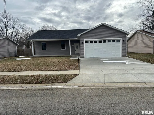 $284,900 | 910 East Heights Avenue, Taylorville, IL 62568