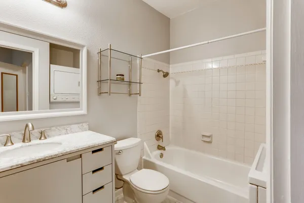 $2,300 | 114 East 31st Street, Unit 209, Austin, TX 78705