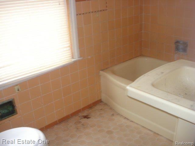 8055 Rolyat Street Detroit, MI 48234 - Photo 16 of 25 DSC05751