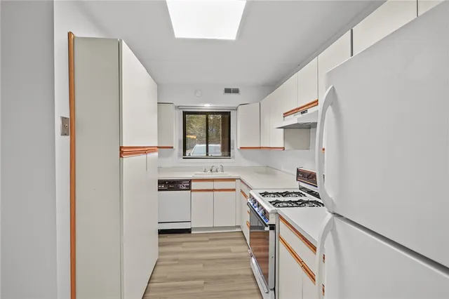 $300,000 | 650 East Greenwich Avenue, Unit 6101, West Warwick, RI 02893