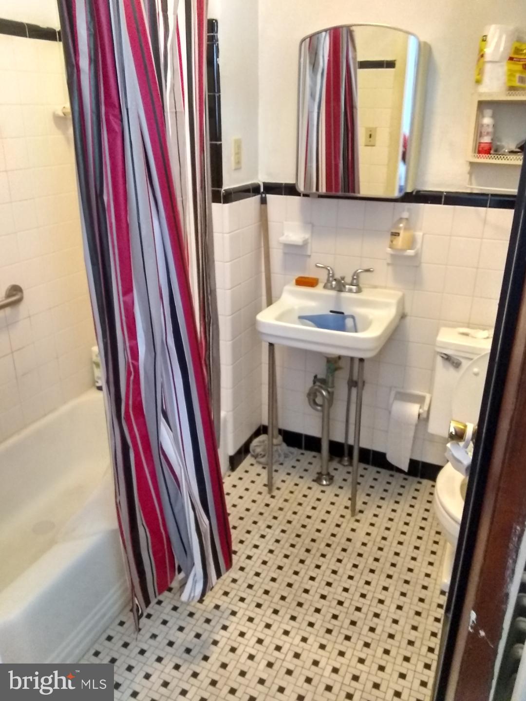 6248 Reedland Street Philadelphia, PA 19142 - Photo 4 of 16 1st floor bath