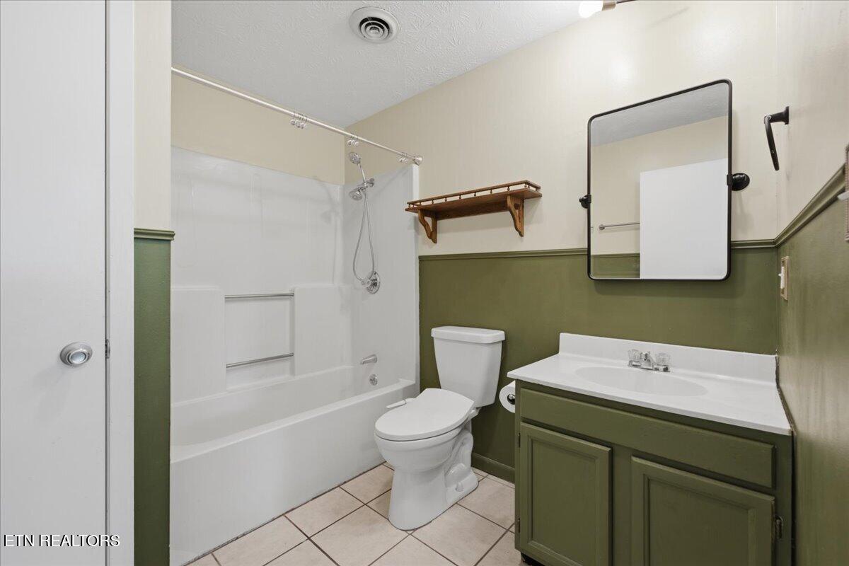 2319 Woods-Smith Road Knoxville, TN 37921 - Photo 16 of 39 16-Full Bathroom