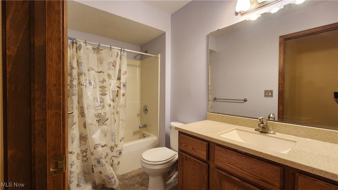 15446 Roxboro Drive Cleveland, OH 44130 - Photo 17 of 20 Second floor full bath
