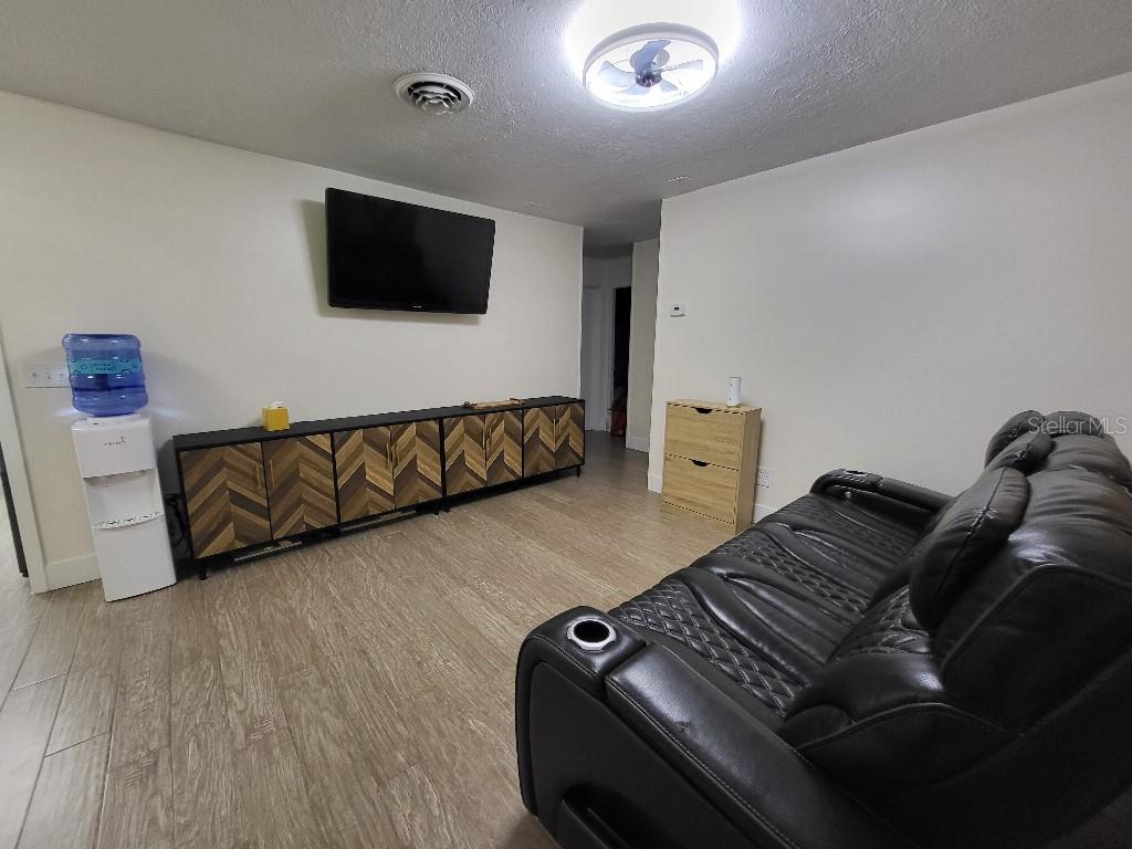 995 Emerald Drive Mount Dora, FL 32757 - Photo 11 of 33 a living room with furniture and a flat screen tv