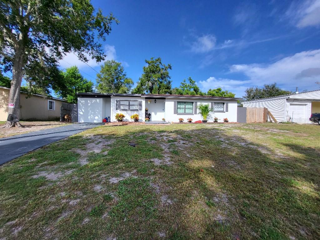 995 Emerald Drive Mount Dora, FL 32757 - Photo 2 of 33 a view of a house with a big yard