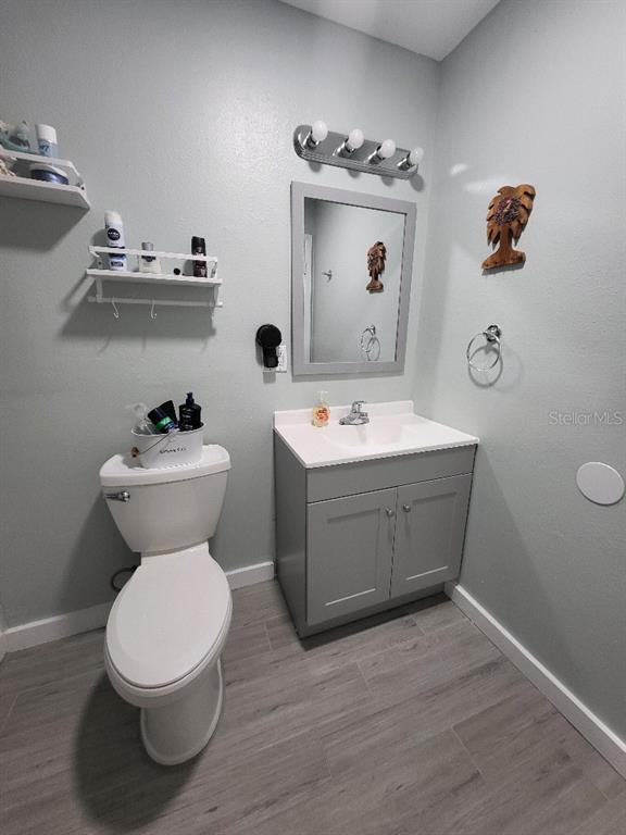 995 Emerald Drive Mount Dora, FL 32757 - Photo 22 of 33 a bathroom with a toilet sink and mirror