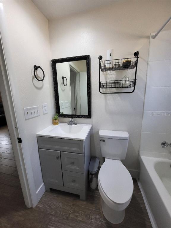 995 Emerald Drive Mount Dora, FL 32757 - Photo 27 of 33 a bathroom with a toilet a sink and mirror
