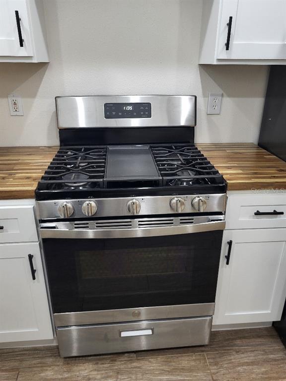 995 Emerald Drive Mount Dora, FL 32757 - Photo 30 of 49 a stove top oven sitting inside of a kitchen