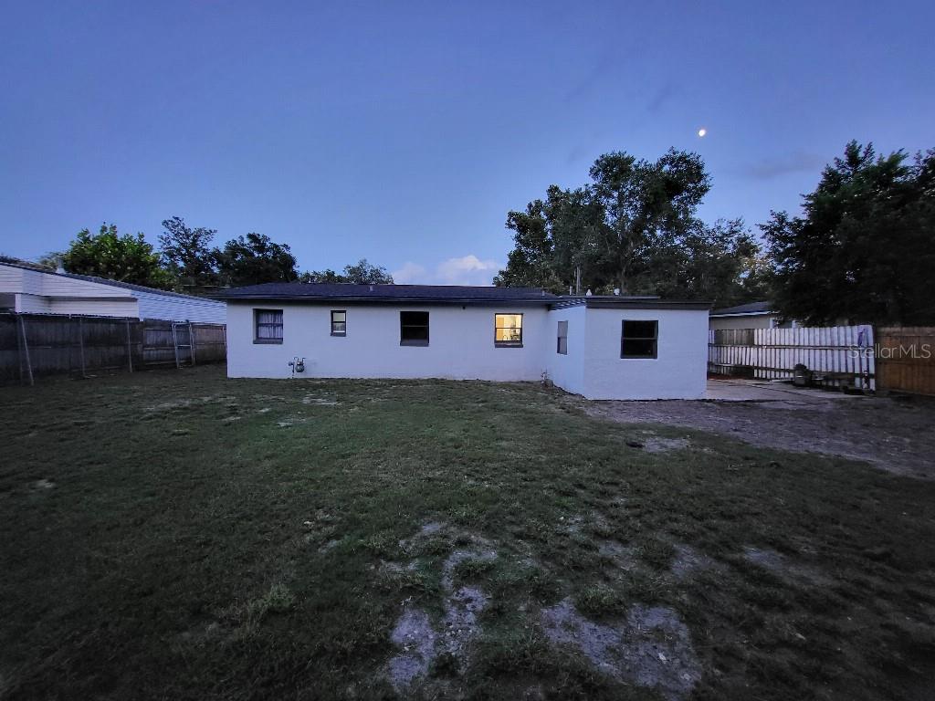 995 Emerald Drive Mount Dora, FL 32757 - Photo 3 of 33 a front view of a house with a garden