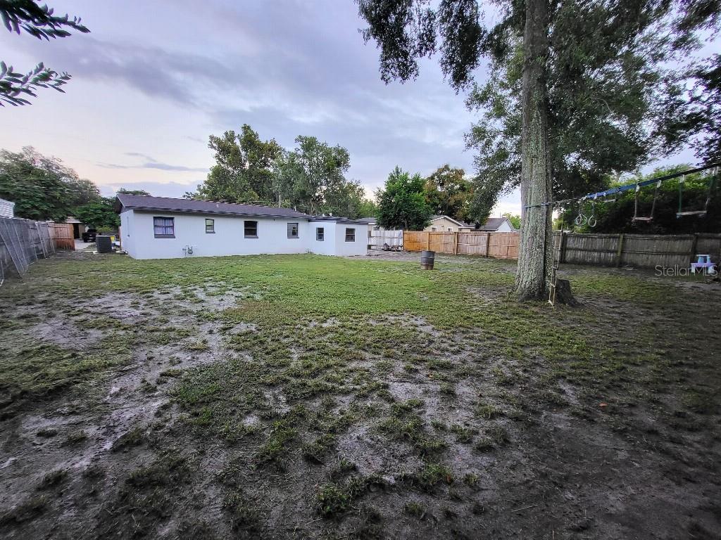 995 Emerald Drive Mount Dora, FL 32757 - Photo 4 of 33 a backyard of a house with lots of green space