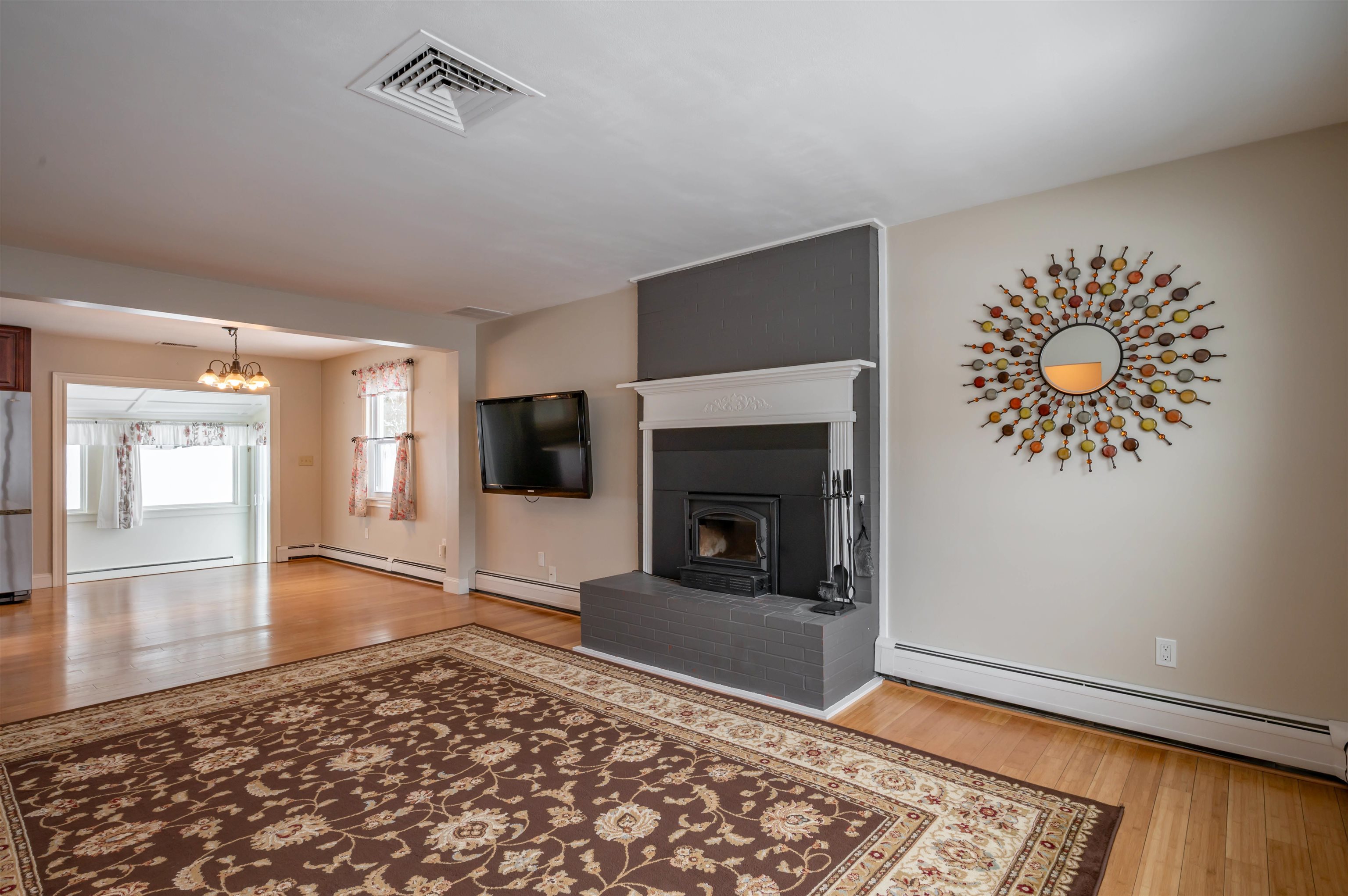 245 Pickering Street Manchester, NH 03104 - Photo 2 of 23