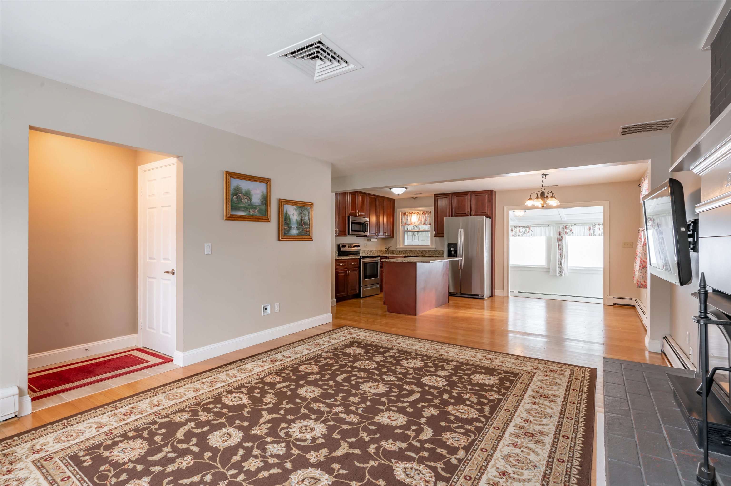 245 Pickering Street Manchester, NH 03104 - Photo 3 of 23