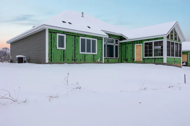 $764,900 | 301 Fairway Meadows Lane, Sheboygan Falls, WI 53085