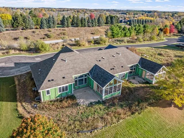 $764,900 | 301 Fairway Meadows Lane, Sheboygan Falls, WI 53085