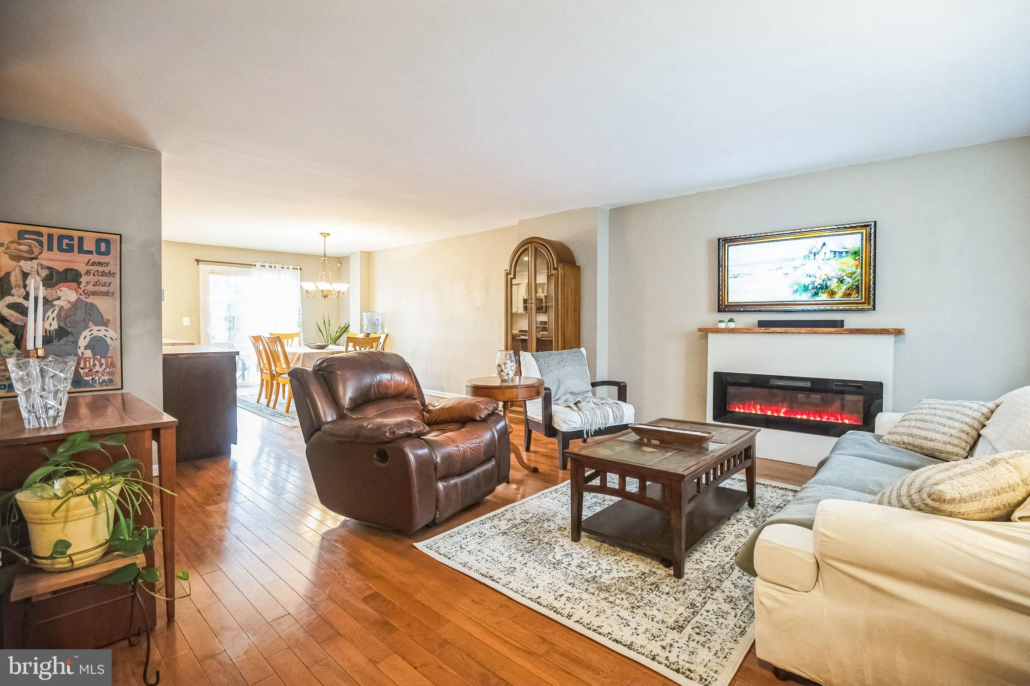 7923 Ridge Avenue, Unit 10 Philadelphia, PA 19128 - Photo 2 of 28 Living Room