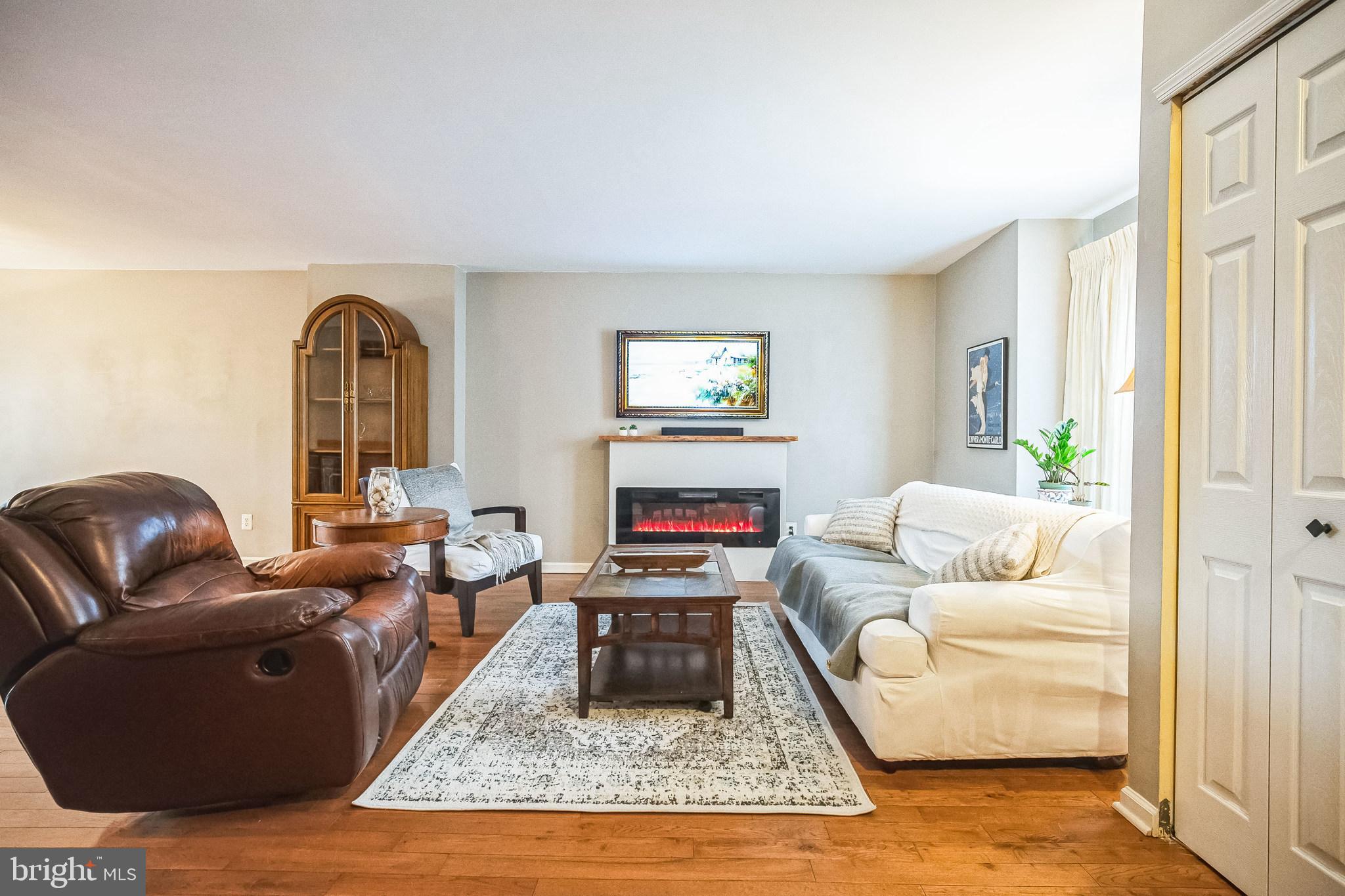 7923 Ridge Avenue, Unit 10 Philadelphia, PA 19128 - Photo 3 of 28 Living Room