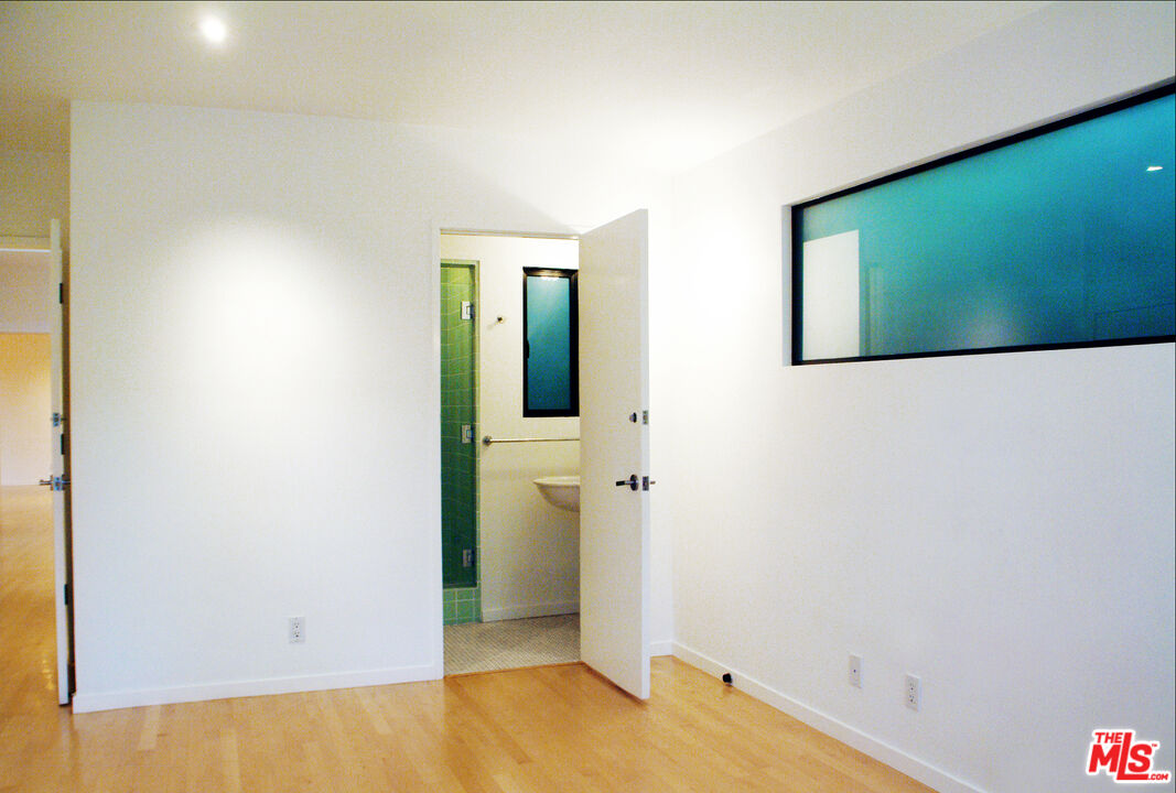 357 North Skyewiay Road Los Angeles, CA 90049 - Photo 14 of 21 a view of a small space