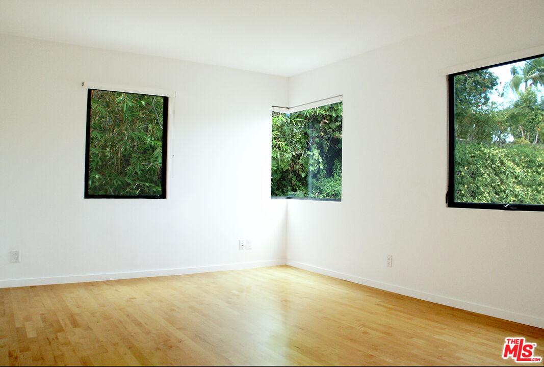 357 North Skyewiay Road Los Angeles, CA 90049 - Photo 17 of 21 an empty room with a window