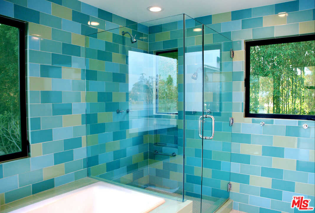 357 North Skyewiay Road Los Angeles, CA 90049 - Photo 19 of 21 a bathroom with a shower