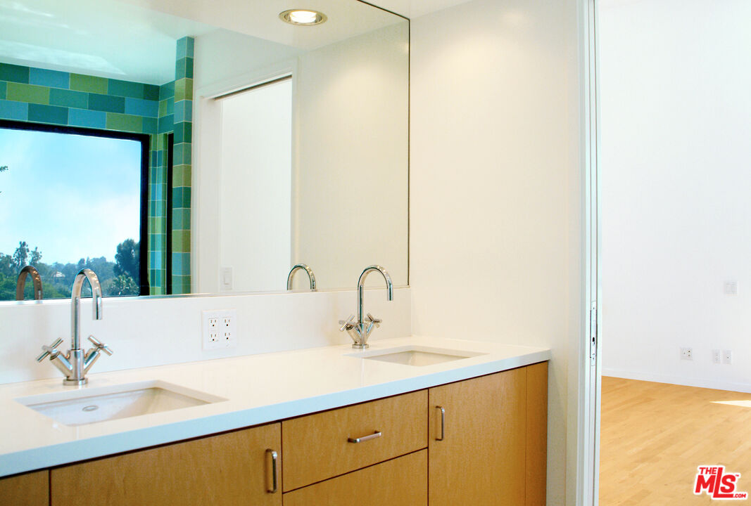 357 North Skyewiay Road Los Angeles, CA 90049 - Photo 20 of 21 a bathroom with a sink and a mirror