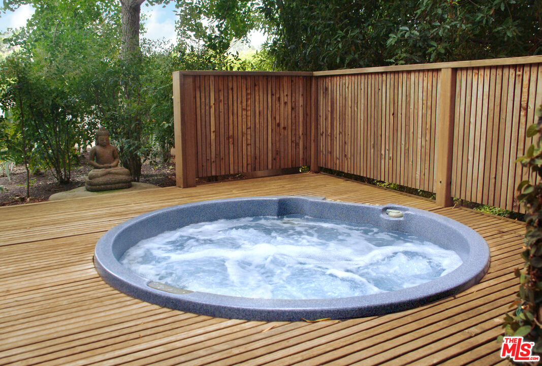 357 North Skyewiay Road Los Angeles, CA 90049 - Photo 3 of 21 a view of outdoor space