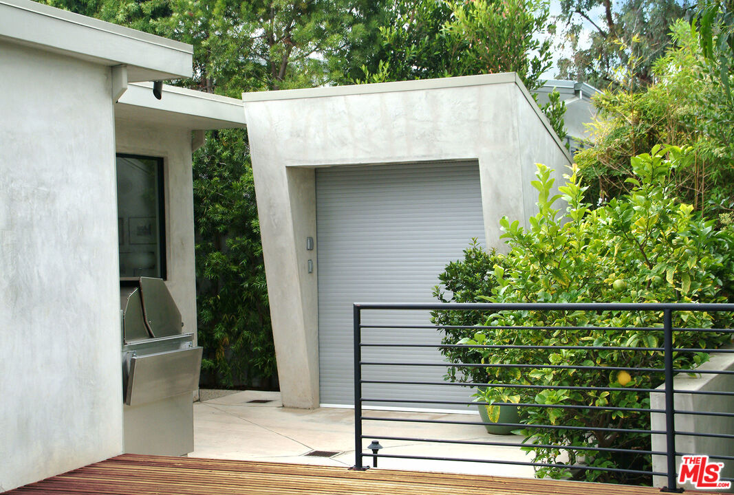 357 North Skyewiay Road Los Angeles, CA 90049 - Photo 5 of 21 a view of outdoor space and yard