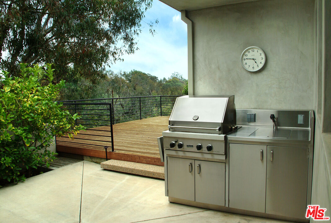 357 North Skyewiay Road Los Angeles, CA 90049 - Photo 6 of 21