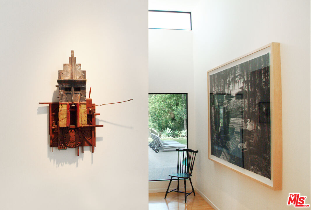 357 North Skyewiay Road Los Angeles, CA 90049 - Photo 8 of 21 a view of entryway with a workspace