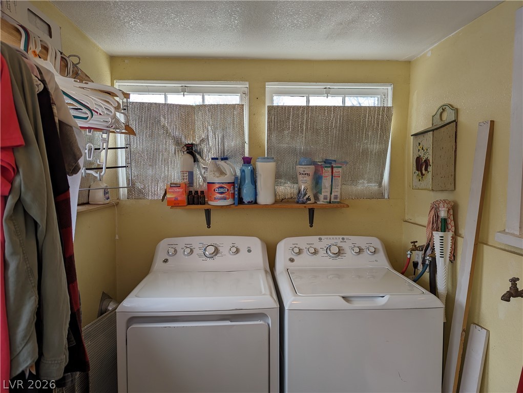 561 Main Street Caliente, NV 89008 - Photo 21 of 32 Laundry area featuring a textured ceiling, independent washer and dryer, and healthy amount of natural light