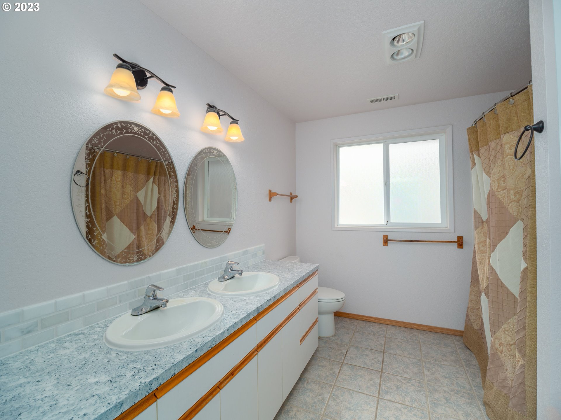 375 Porter Creek Road Winston, OR 97496 - Photo 25 of 41 Bathroom