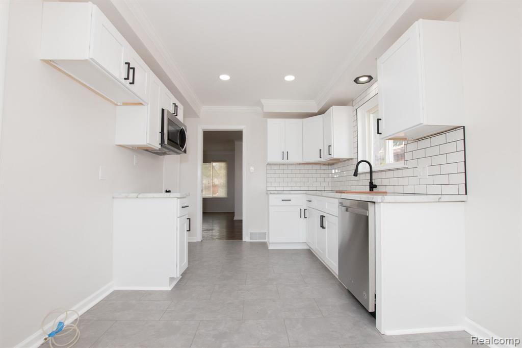 24684 Ridgecroft Avenue Eastpointe, MI 48021 - Photo 8 of 62