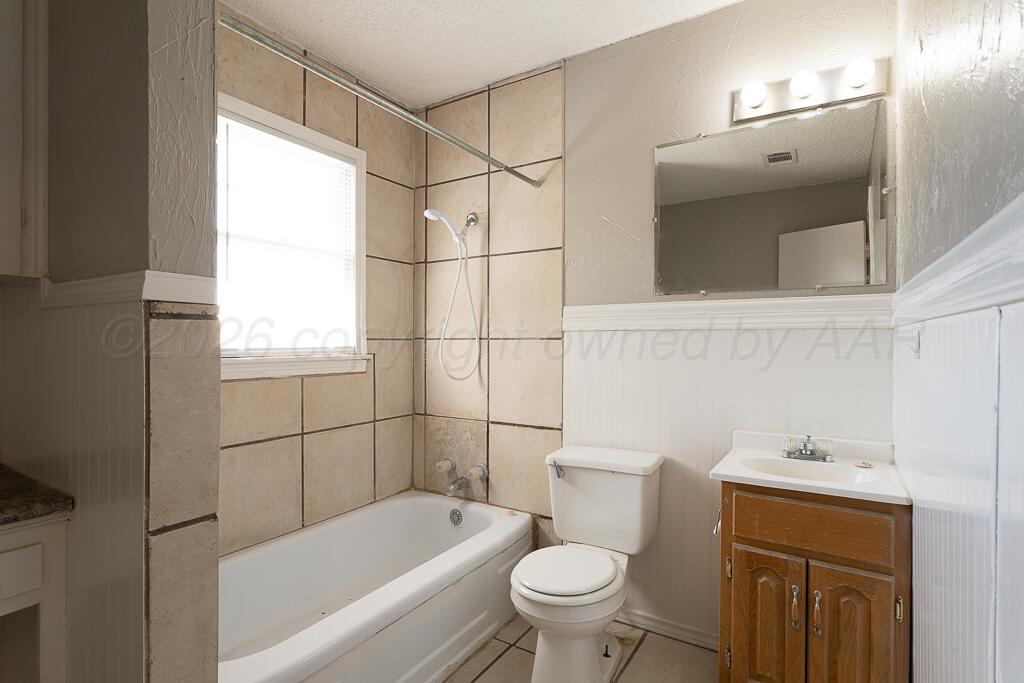 600 South Nelson Street Amarillo, TX 79104 - Photo 11 of 14 a bathroom with a sink toilet and shower