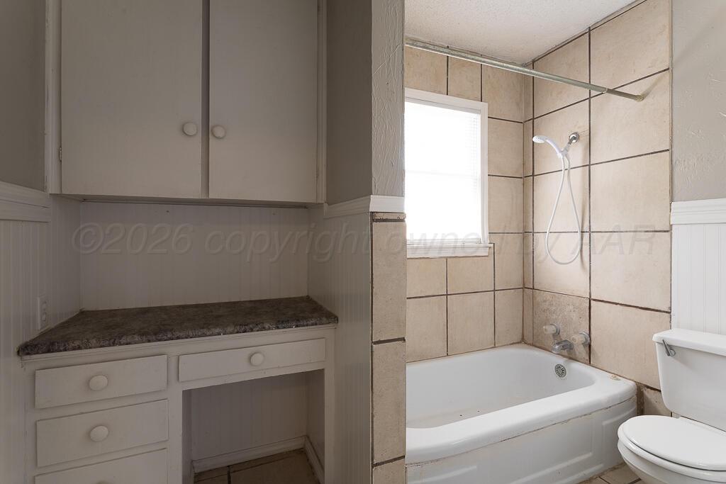 600 South Nelson Street Amarillo, TX 79104 - Photo 12 of 14 a bathroom with a bathtub and window