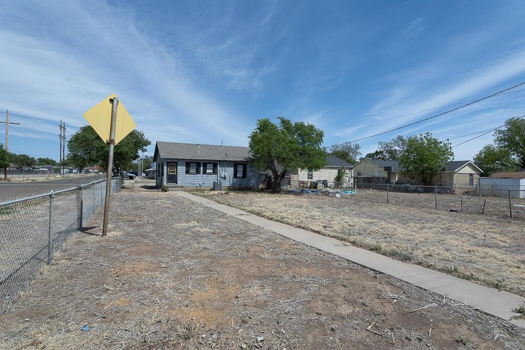600 South Nelson Street Amarillo, TX 79104 - Photo 13 of 14 a view of a house with a yard and sitting area