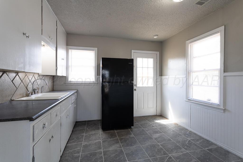 600 South Nelson Street Amarillo, TX 79104 - Photo 5 of 14 a kitchen with a refrigerator and a sink