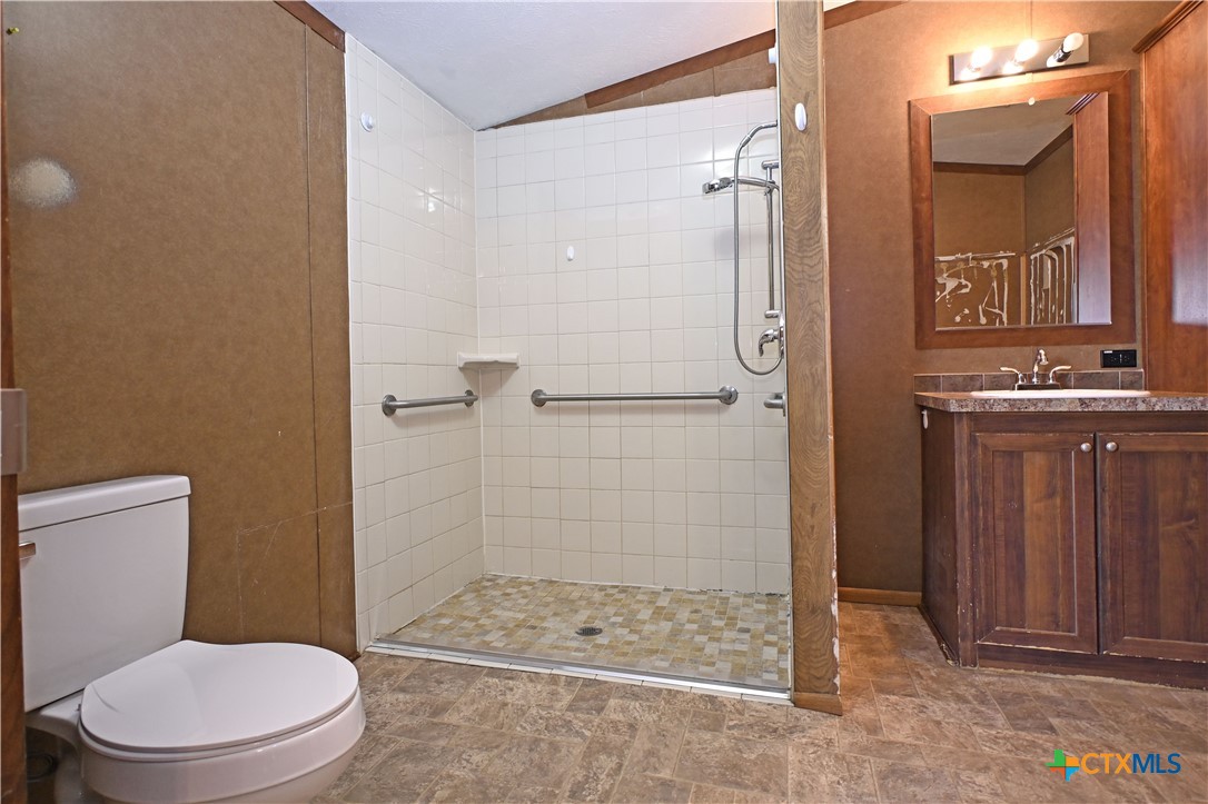1339 Wald Road, Unit 33 New Braunfels, TX 78132 - Photo 18 of 27 Primary Bathroom