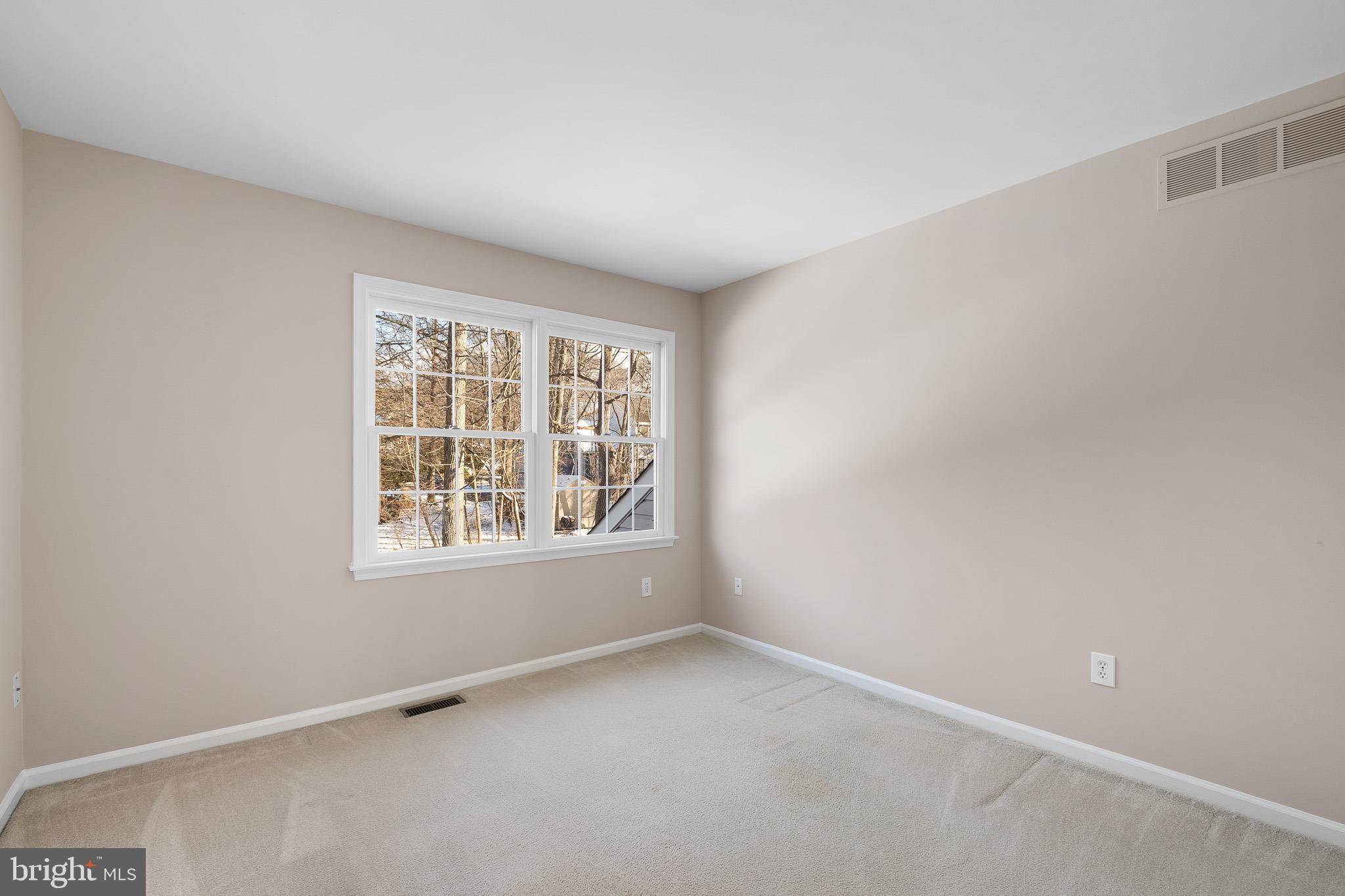 8 Arizona State Drive Newark, DE 19713 - Photo 26 of 32 an empty room with a window