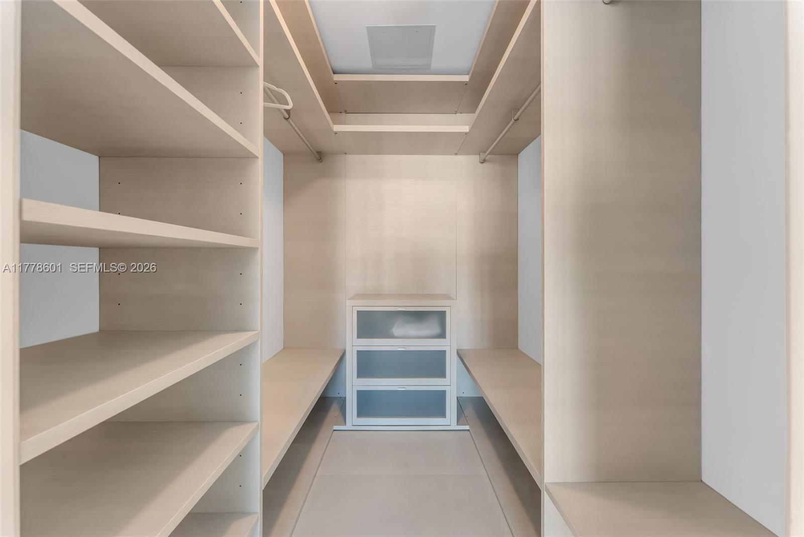 88 Southwest 7th Street, Unit 2411 Miami, FL 33130 - Photo 8 of 31 a view of entryway