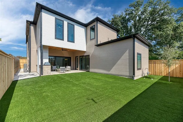 a view of front of house with a yard