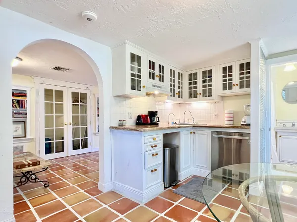 $2,100 | 336 Monroe Drive, Unit 2, West Palm Beach, FL 33405