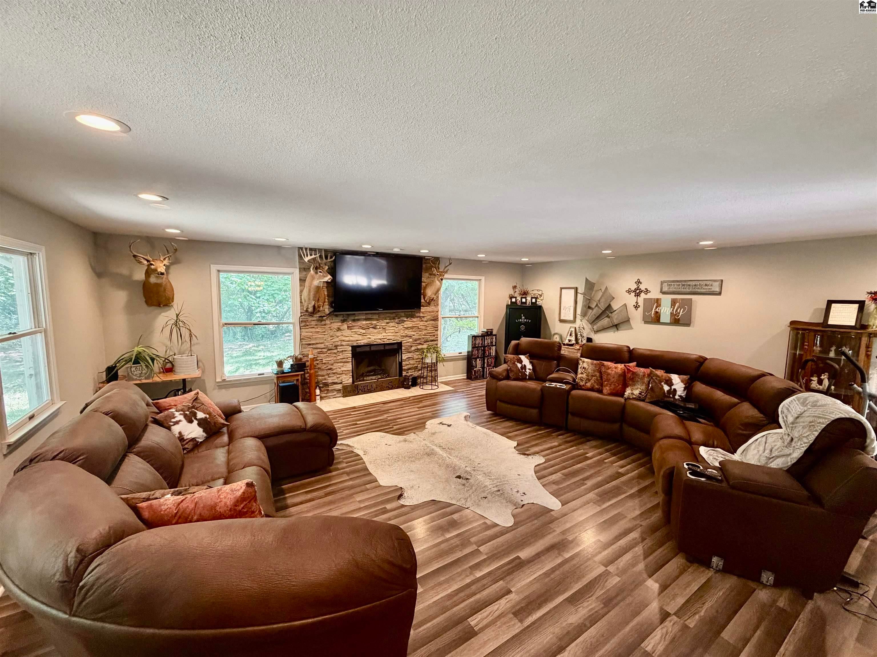 7017 Valley Road Hutchinson, KS 67502 - Photo 3 of 41 Gallery Image 3