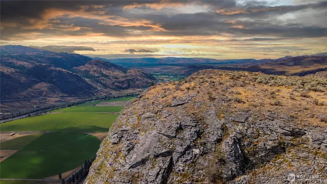 a view of a sky from a yard