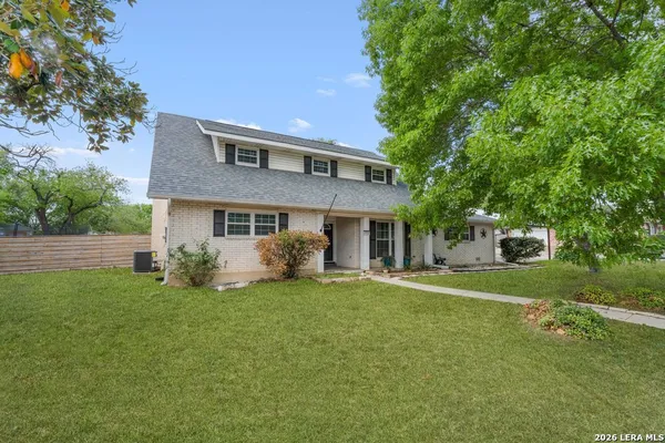 a view of a house with backyard